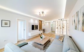 Old Town Heaven 3-Bedroom Apartment With Balcony